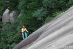 黄山景区的悬崖捡垃圾清洁工:靠1根绳索走峭壁 - 西安网