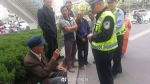 85岁老人"专业假摔"14年 警方:别责骂别给钱 - 西安网