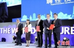 4人获颁“西安市政府旅游发展顾问”聘书。高庆国 摄 - 陕西新闻