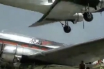 惊心动魄！南美一飞机鲁莽降落险撞停靠飞机 - 西安网