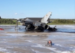 比利时一架F-16在基地爆炸：被烧成废铁 2人受伤 - 西安网