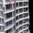 恐怖!女子坐在阳台栏杆自拍 从27楼摔下身亡 - 西安网