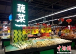 超市里的蔬菜区。中新网记者 李金磊 摄 - 西安网