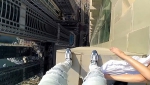 俄男子无安全措施攀爬77层高摩天大楼外墙炫技 - 西安网