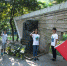 华中科技大学预备党员在胡吉伟塑像前向党旗宣誓（2017年8月29日）新华社 - 西安网