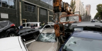 乌克兰发生交通事故 约17辆车连环相撞 - 西安网