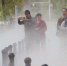 公园人造喷雾营造“仙境”游客驻足拍照 - 西安网