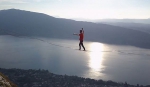 23岁男子阿尔卑斯山中700米高空蒙眼走绳索 - 西安网