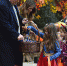特朗普的万圣节：拿蛇杖与夫人给萌娃发糖 - 西安网
