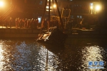 （重庆公交车坠江事故·后续）（1）重庆万州坠江公交车打捞出水 - 西安网
