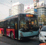 汉中公交失控连撞多车 女子被卷车下数十人抬车救人 - 西安网