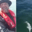 滑稽！澳渔民钓起乌贼意外被喷一脸墨 - 西安网