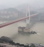 重庆“最牛搬家” 5层大楼“江上漂” - 西安网