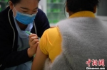 资料图：患者接种疫苗 中新社记者 刘冉阳 摄 - 西安网