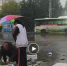 高中女生街头雨中为老人撑伞被点赞：姑娘，你真美 - 西安网