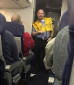 美航班空乘“性感”安全演示引乘客爆笑 - 西安网
