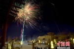 资料图：敦煌月牙泉小镇举行庆元旦大漠篝火晚会。 王斌银 摄 - 西安网