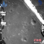图片为嫦娥四号探测器动力下降过程降落相机拍摄的图像。中国国家航天局/供图 - 陕西新闻