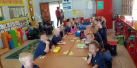 南非一幼儿园黑人学生单独坐一桌被指受种族歧视 - 西安网