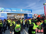 新疆额敏冬季公益越野跑 千名参赛者奔跑迎新年 - 西安网
