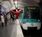 法国男子地铁进站瞬间站台边突玩后空翻 - 西安网