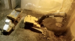 不可思议！加男子用遥控玩具车挖出地下室 - 西安网