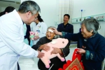 106岁老人白内障手术 73岁儿媳妇接她回家过年 - 西安网