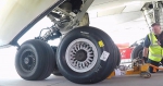 微速摄影记录工程师为波音747换轮胎过程 - 西安网