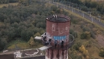 战斗民族果然猛！俄2女3男百米高烟囱上玩蹦极 - 西安网