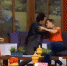 墨政客节目中强吻女主持人遭拒绝引公愤引咎辞职 - 西安网