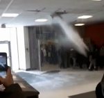 加拿大一大学天花板水管爆裂 教学楼变成水帘洞 - 西安网