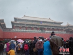 雪中故宫人气旺 游客扎堆欣赏美景 - 西安网