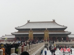 雪中故宫人气旺 游客扎堆欣赏美景 - 西安网