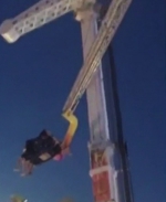 惊险时刻：4人体验大摆锤突遇断电被悬7米高空 - 西安网