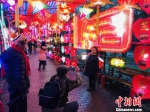 武汉社区居民巧手自制万盏花灯闹元宵 - 西安网