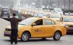 “小黄蜂”排长队加甲醇 出租车司机盼望多些加注站 - 西安网
