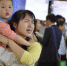 广州一妈妈带着儿子找工作 期望月薪是2万5千元 - 西安网