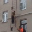 莫斯科两工人爬梯子清理积雪遭遇梯子断裂 - 西安网