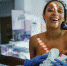 近日，Birth Becomes Her年度国际分娩摄影大赛已公布结果。该赛事创立于2014年，以“分娩”为主题，每年举行一次，旨在展示女性在生产、哺乳以及散发母性光辉时刻的真实图像，记录下生命诞生时的珍贵画面。总冠军。 - 西安网