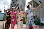图为女职工们着旗袍走秀。 张远 摄 - 陕西新闻