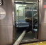 奇葩！美国纽约一男子带9米长金属梁乘坐地铁 - 西安网