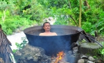 菲律宾奇葩洗澡方式：躺在锅里烧火水煮自己 - 西安网