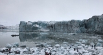 冰岛冰川崩裂激起巨浪 湖滨游客受惊纷纷逃命 - 西安网