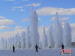 黑龙江即将开河 冰凌爆破激起百米“冰瀑” - 西安网