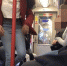 伦敦一年轻女子在地铁上遭少女团伙欺凌殴打 - 西安网
