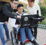 西安大学生为90后"渐冻人"发明"霍金轮椅" 用眼神就能控制前进 - 西安网