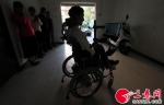 西安大学生为90后"渐冻人"发明"霍金轮椅" 用眼神就能控制前进 - 西安网