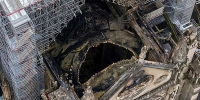 俯拍火灾后的巴黎圣母院 顶部被烧出大洞触目惊心 - 西安网