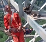 一段视频火到海外，他们在50米电塔上睡着了…… - 西安网