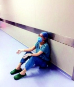 一天为11例手术实施麻醉 麻醉医生累得瘫坐在地上 - 西安网
